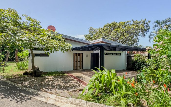 Spacious One-Level House for Rent Grecia in Mercedes, Atenas, Alajuela — $1,600