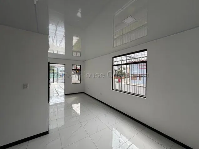 Venta de Hermosa Casa Esquinera en Anselmo Llorente, Tibás, San José — ₡ 79 900 000 - Foto 2 de 15