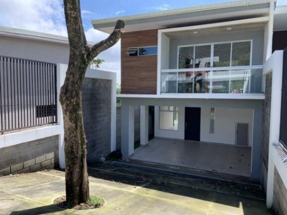 Se vende moderna casa con patio en Bebedero Escazú 25-142 in San Antonio, Escazú, San José — $280,000