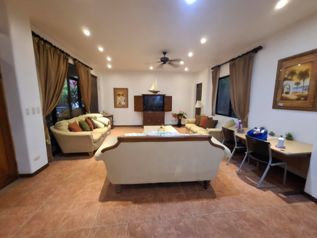 Luxury Ocean Villa en Venta en Playa Hermosa, Jacó in Jacó, Garabito, Puntarenas — $875,000 - Photo 4 of 10