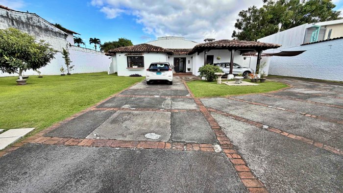 Venta casa c/amplias áreas verdes y uso mixto, Santo Domingo. (FE) en Santo Domingo, Heredia — $635,000 - Foto 2 de 20