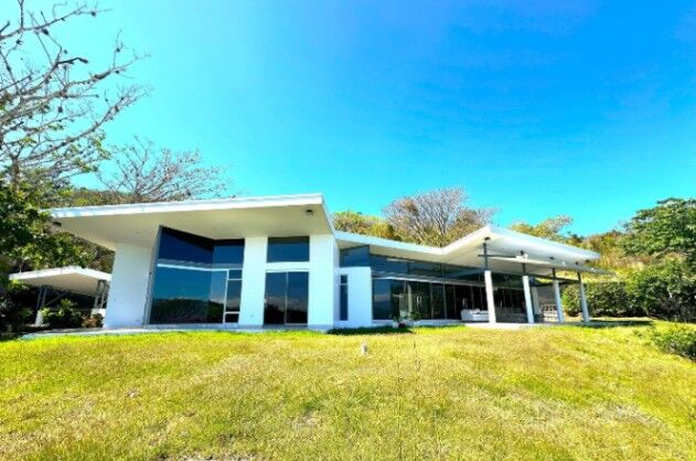 Se alquila casa con lote de mas de 1500m2 en Piedades Santa Ana 26-1102 en Piedades, Santa Ana, San José — $3,750