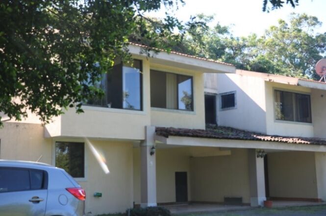 Se vende casa con lote de 5,400m2 en Brasil Santa Ana 24-393 in Brasil, Santa Ana, San José — $1,100,000