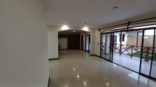 Casa de 3 habitaciones y 3 baños con acabados de calidad y buena iluminación en Tres Ríos en San Diego, La Unión, Cartago — ₡ 145 000 000