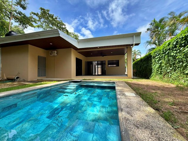 Venta/alquiler casa con piscina y 3 habitaciones, Playa hermosa. (MV) en Jacó, Garabito, Puntarenas — $370,000 - Foto 3 de 12