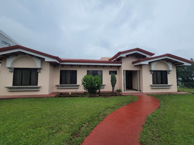 House for Rent in San Pedro de Sarchí en Grecia, Alajuela — $1,500 - Foto 2 de 35