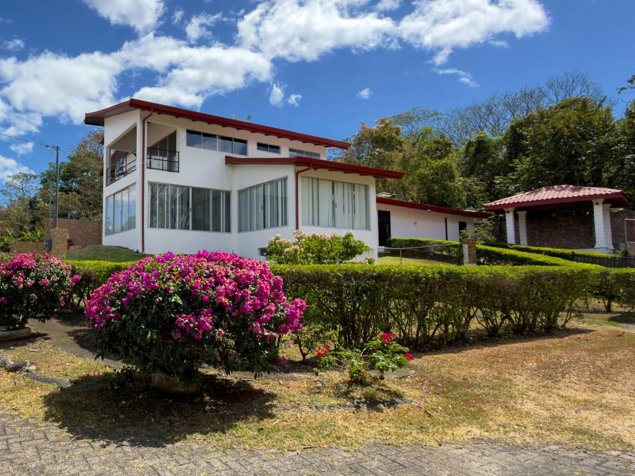 Se vende casa en Atenas -  Residencial El Güizaro en Atenas, Alajuela — $350,000 - Foto 2 de 22