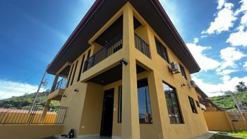 Venta de Casa en Jaco a pocos minutos de la playa. en Jacó, Garabito, Puntarenas — $239,700 - Foto 2 de 24