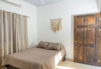 Villa de Inversión: 2 Casas + Piscina | Cerca de Playa Blanca, Jacó en Tárcoles, Garabito, Puntarenas — $320,000 - Foto 5 de 15