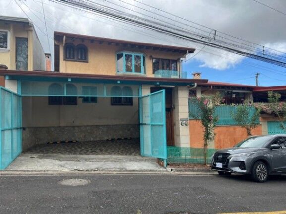 Se alquila espaciosa casa con patio en Granadilla Curridabat 25-1679 in Granadilla, Curridabat, San José — $1,700