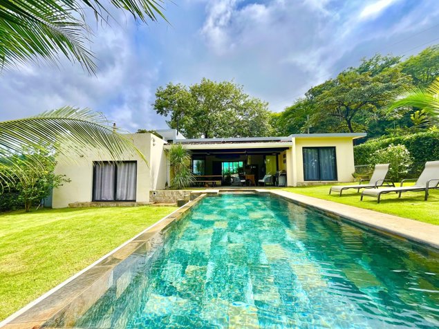 Casa Contemporánea con Piscina Infinita en Tamarindo en Tamarindo, Santa Cruz, Guanacaste — $550,000 - Foto 2 de 10