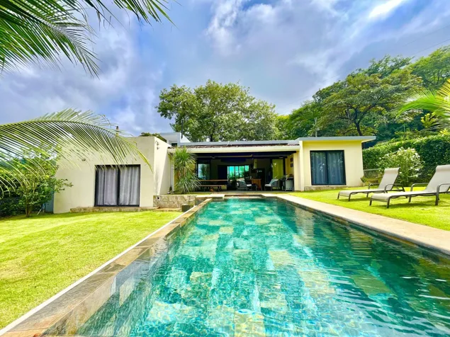 Casa Contemporánea con Piscina Infinita en Tamarindo en Tamarindo, Santa Cruz, Guanacaste — $550,000 - Foto 2 de 10
