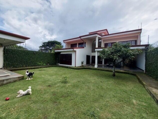 Se vende casa con amplio patio en San Miguel Heredia 26-693 in San Miguel, Santo Domingo, Heredia — $510,000