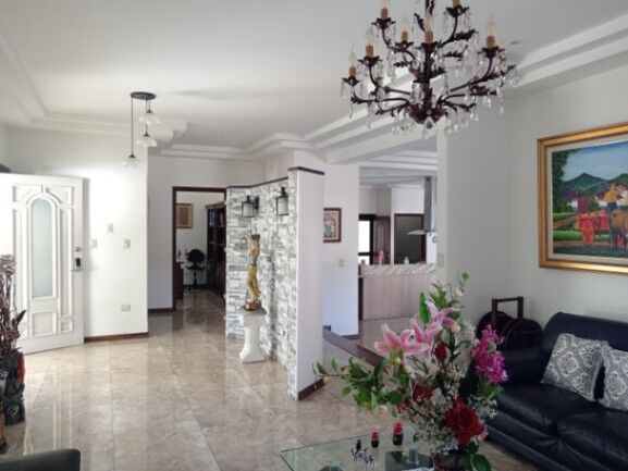 Casa con lujo y comodidad en amplio lote. Guachipelín, Escazú in San Rafael, Escazú, San José — $980,000