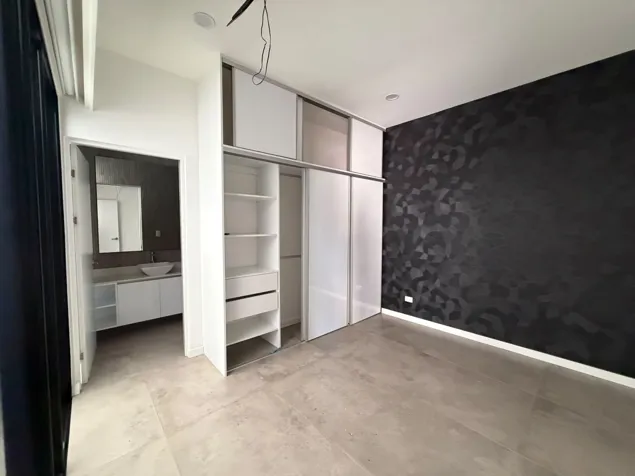 ALQUILER DE LUJO EN UNA SOLA PLANTA - CONDOMINIO SANTA ANA BOULEVARD en Pozos, Santa Ana, San José — $4,200 - Foto 2 de 22