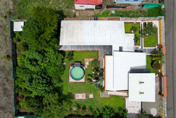Casa Moderna amueblada a solo 5 minutos del centro de Grecia en Grecia, Alajuela — $450,000 - Foto 5 de 36