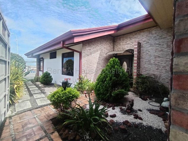 CASA EN VENTA EN MERCEDES HEREDIA en Mercedes, Heredia — $315,000