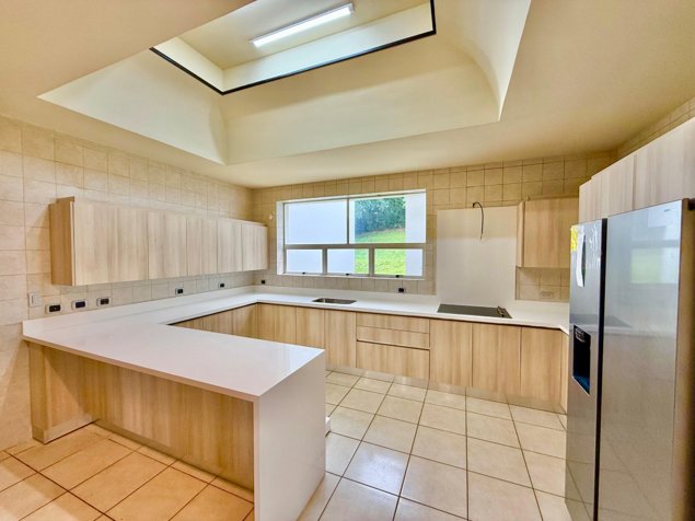 Venta o Alquiler Casa Condominio El Sol, San Rafael de Escazú en San Rafael, Escazú, San José — $5,000 - Foto 2 de 38