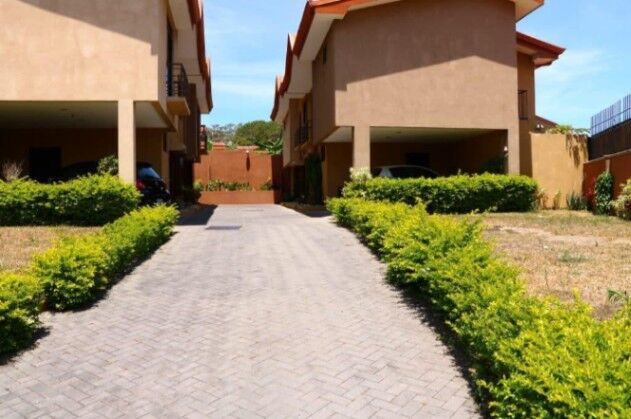 Venta de Excelente Casa en Escazú / Mls. 26-54 OFC JB en San Rafael, Escazú, San José — $210,000