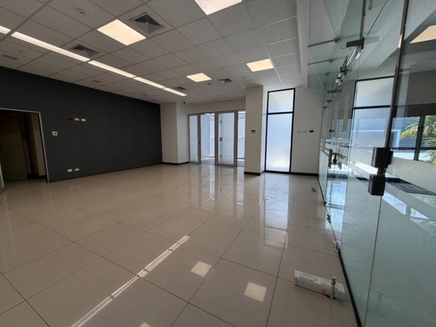 Alquiler de local comercial en primer piso Torre Mercedes, San José in Merced, San José — $2,100 - Photo 3 of 9