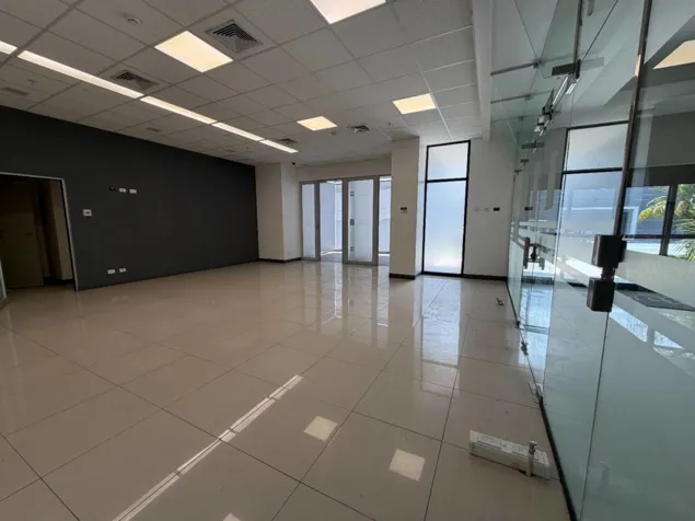 Alquiler de local comercial en primer piso Torre Mercedes, San José en Merced, San José — $2,100 - Foto 3 de 9