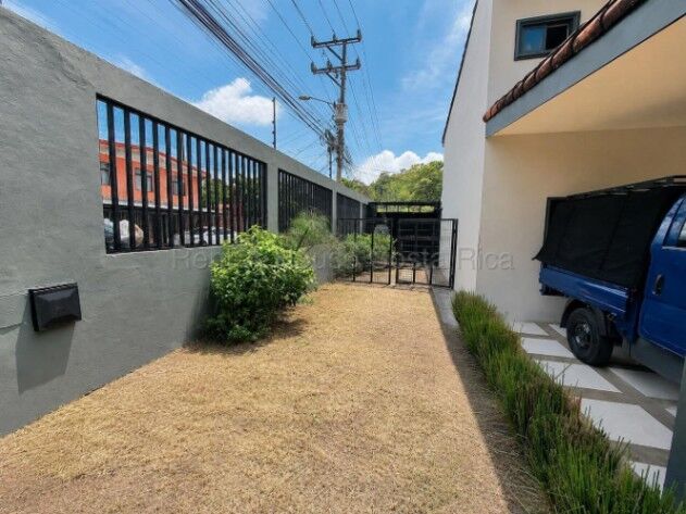 Se vende casa en Brasil Santa Ana 26-2264 en Brasil, Santa Ana, San José — ₡ 118 000 000