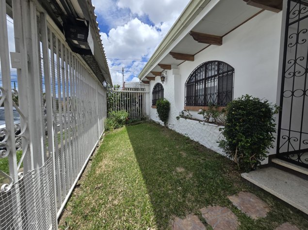 Casa en venta Moravia, Barrio Florencia, una planta con patio in San Vicente, Moravia, San José — ₡ 125 000 000