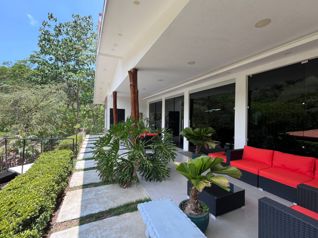 Venta de villa vacacional cerca de Playa Blanca en Jacó, Garabito, Puntarenas — $985,000 - Foto 2 de 19