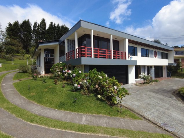 Venta de propiedad con casa principal y 4 apartamentos rodeados de naturaleza #24-12 GS en Guaitil, Acosta, San José — $903,000