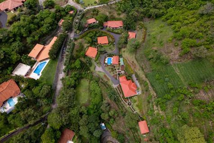 Encantadora propiedad de alquiler de unidades múltiples en Atenas, Alajuela — $1,750,000 - Foto 2 de 20