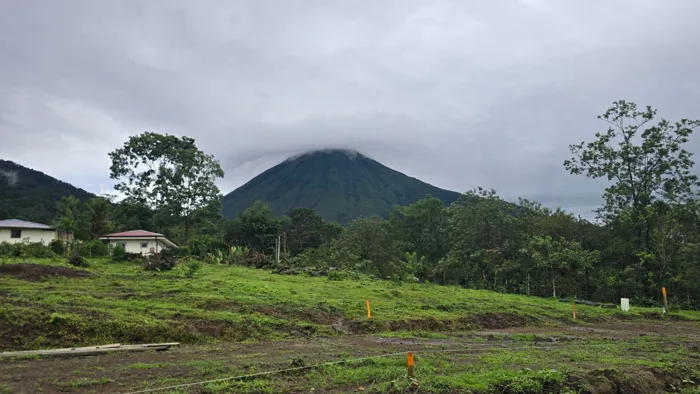 Quintas y Lotes de 1,000m2 con Super Vista al Volcán en La Fortuna, San Carlos, Alajuela — ₡ 75 000 000 - Foto 2 de 10
