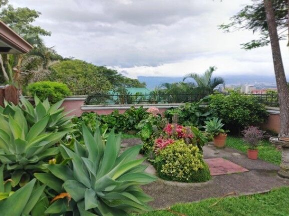 Se vende espacios casa con patio y piscina en San Rafael Escazú 25-664 in San Rafael, Escazú, San José — $310,000