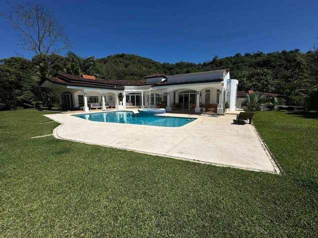 Lujosa propiedad Llave en Mano con Piscina en Puriscal in Mercedes Sur, Puriscal, San José — $980,000