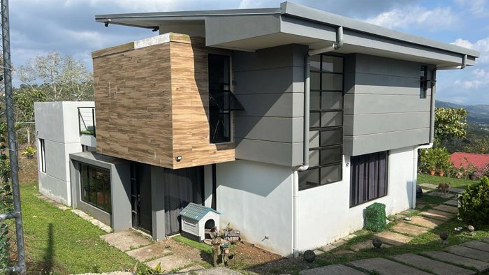 Moderna casa de 3 habitaciones con hermosas vistas en Naranjo in Naranjo, Alajuela — $440,000 - Photo 2 of 30