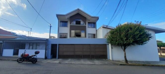 Se vende espaciosa propiedad con 6 apartamentos en Heredia 25-363 in Heredia — $461,000