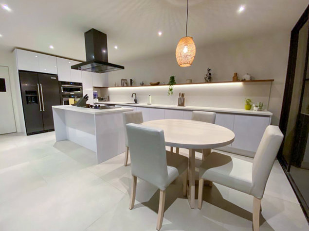 Venta de fabulosa casa en condominio en Santa Ana en Santa Ana, San José — $395,000
