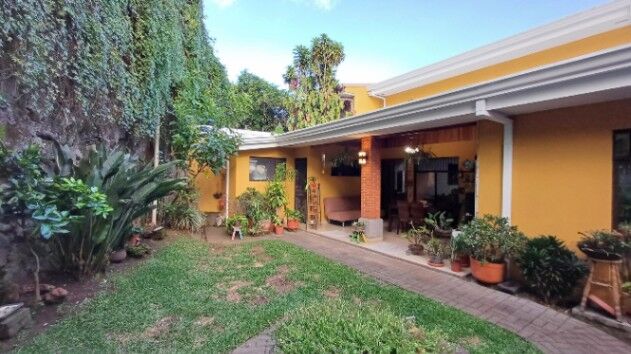 Venta de Casa con jardin en Pinares de Curridabat in Sánchez, Curridabat, San José — $310,000