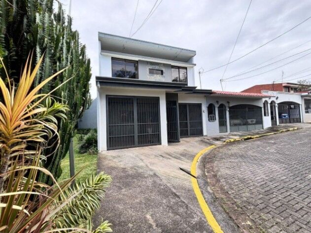 Se vende casa con patio en Mercedes Heredia 26-923 en Mercedes, Heredia — ₡ 110 000 000