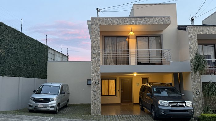 Venta de casa en Guadalupe en Guadalupe, Goicoechea, San José — $280,000