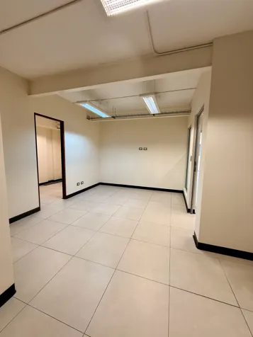 Alquiler oficinas Guachipelin en San Rafael, Escazú, San José — ₡ 1 990 000 - Foto 2 de 12