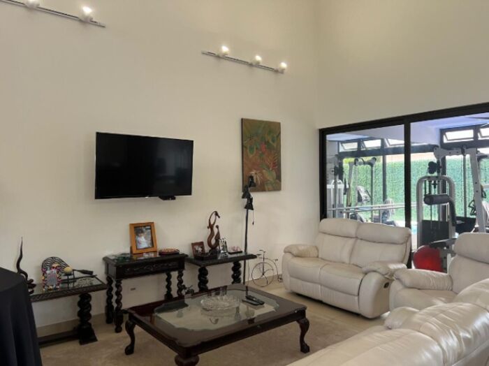 Venta de Casa en Uruca de Santa Ana. in Uruca, Santa Ana, San José — $750,000
