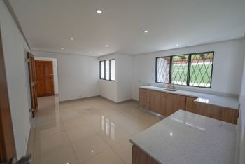 Casa Independiente de 4 Habitaciones en Rohrmoser en Pavas, San José — $2,800 - Foto 5 de 30