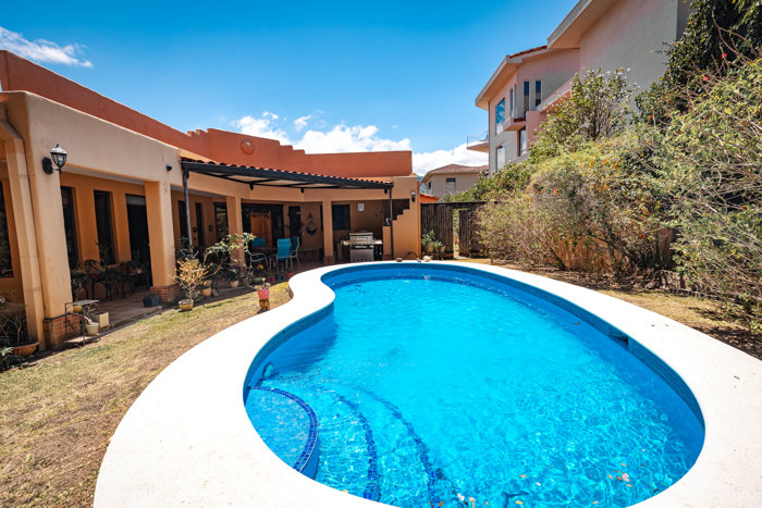 Venta de Casa en Cerro Real | Escazú | 4 habitaciones + Piscina in Escazú, San José — $850,000