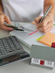 Claves para tomar decisiones financieras seguras al comprar vivienda · Finanzas y Planeación