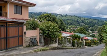 Dólares o colones: dónde compite menos quien compra en Alajuela · Finanzas y Planeación
