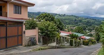 Dólares o colones: dónde compite menos quien compra en Alajuela · Finanzas y Planeación